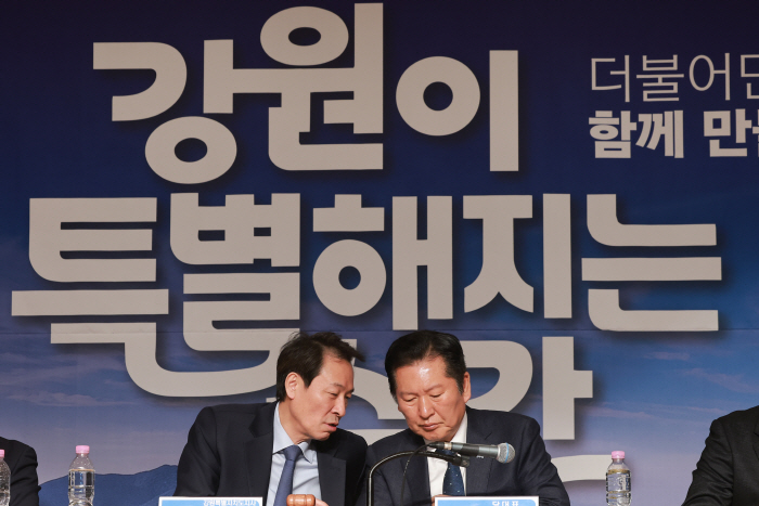 대화하는 민주당 정청래 대표와 우상호 강원지사...<YONHAP NO-3833>