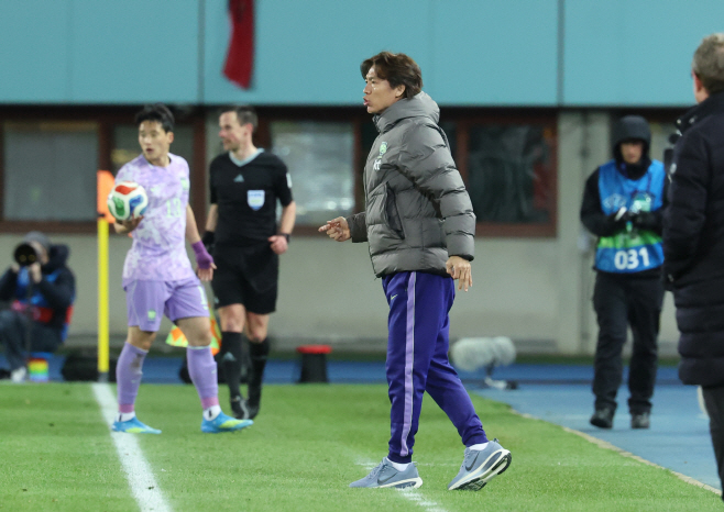 작전 지시하는 홍명보 감독