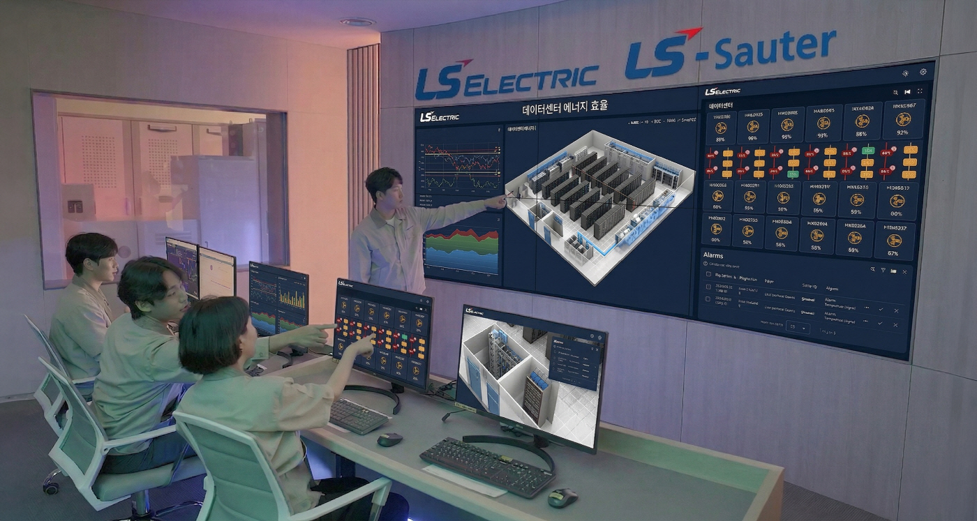 (사진) AI 기반 데이터센터 공조관리 솔루션 상황실에서 근무자들이 모니터링하고 있는 모습