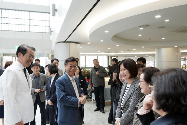 공공의료정책관-신상진 성남시장이 31일 성남시의료원을 방문해 내방 환자와 가족들을 만나 이야기 나누고 있다.