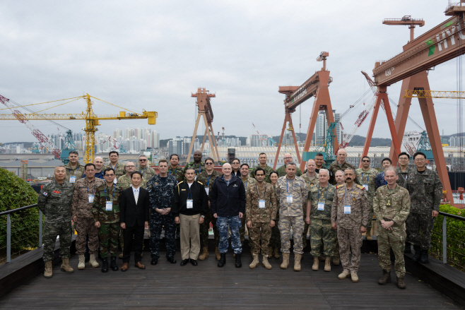 사진1. 25개국에서 온 30명의 주한 무관단 일행이 3월 31일(화) HD현대중공업을 방문해 최고 수준의 함정 건조 역량을 확인했다.