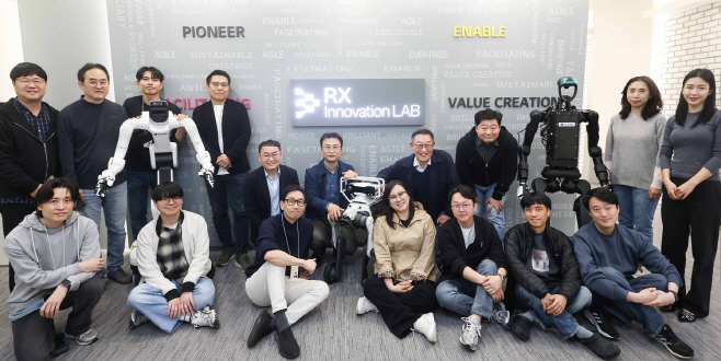 [사진] LG CNS RX 이노베이션 랩 출범식에서 임직원들이 기념사진을 촬영하고 있다.