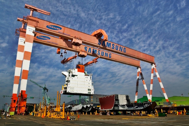 1.삼성중공업 거제 조선소에서 선박을 건조하는 모습