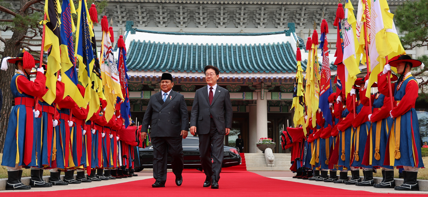 공식 환영식장 향하는 한-인니 정상<YONHAP NO-5495>