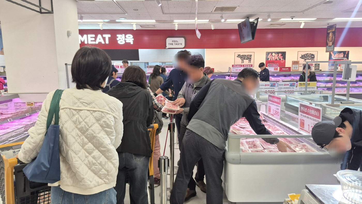 1일 오전 서울 이마트 용산점 정육코너. 매장 개점과 동시에 고객들이 반값 할인하는 삼겹살과 목살을 구매하고 있다. / 차세영 기자
