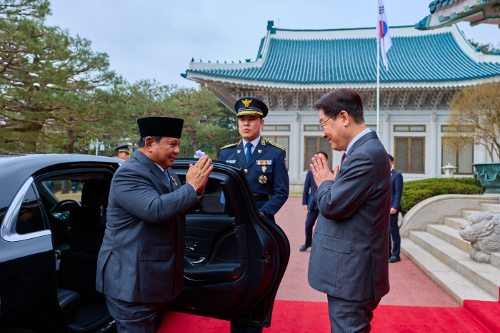 프라보워 대통령 영접하는 이재명 대통령