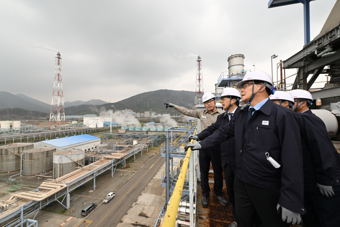 여수국가산단 여천NCC 둘러보는 여당 원내대표단<YONHAP NO-6480>