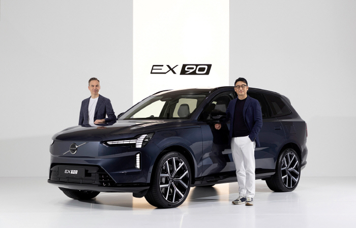 사진자료18_EX90 (볼보자동차 에릭 세베린손 CCO, 볼보자동차코리아 이윤모 대표)