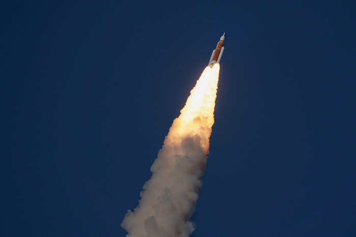 US-ARTEMIS-II-LAUNCHES-MANNED-TEST-FLIGHT-AROUND-THE-MOON