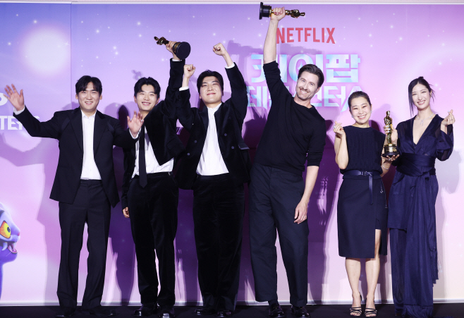 아카데미 트로피 들고 환호하는 '케이팝 데몬 헌...<YONHAP NO-5525>