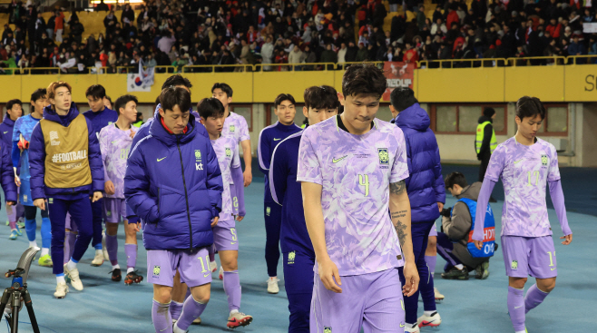 퇴장하는 한국선수들