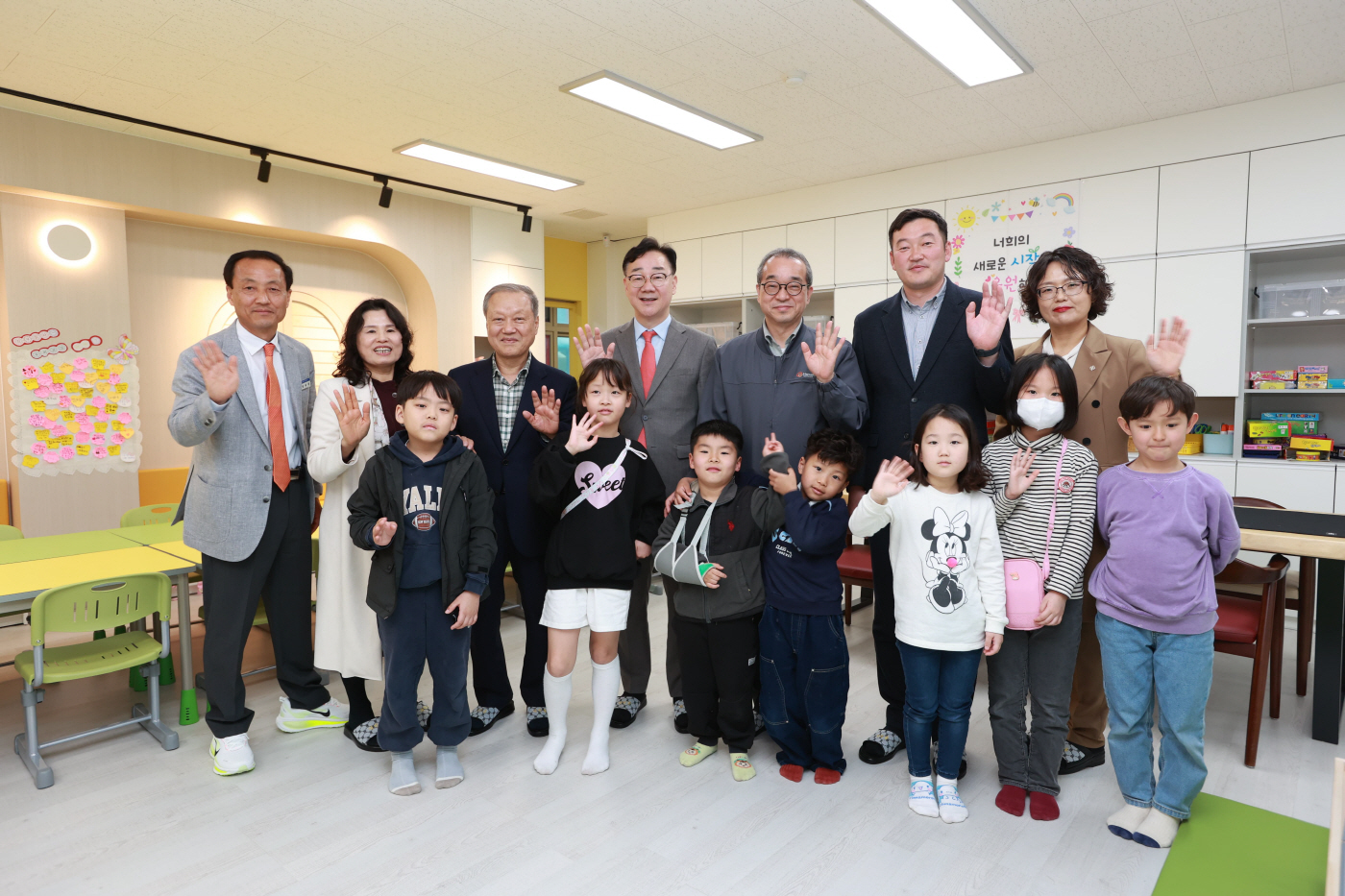 사진3_맑은봄,터_안에서_학생들과_함께_기념촬영을_하고_있다_