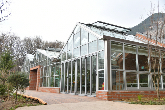 [노원구 참고사진01] 정원지원센터와 카페포레스트 외관