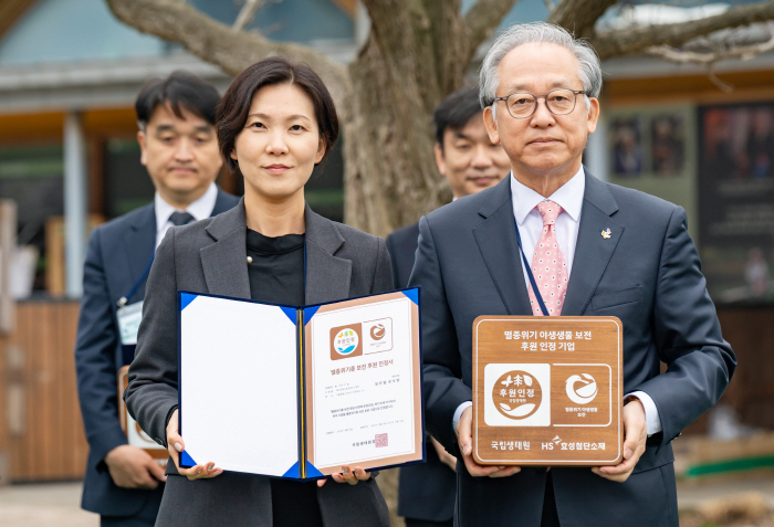 사진_홍수정 HS효성첨단소재 ESG경영팀장(왼쪽)과 이창석 국립생태원장(오른쪽)이 기념 촬영을 하고 있다.