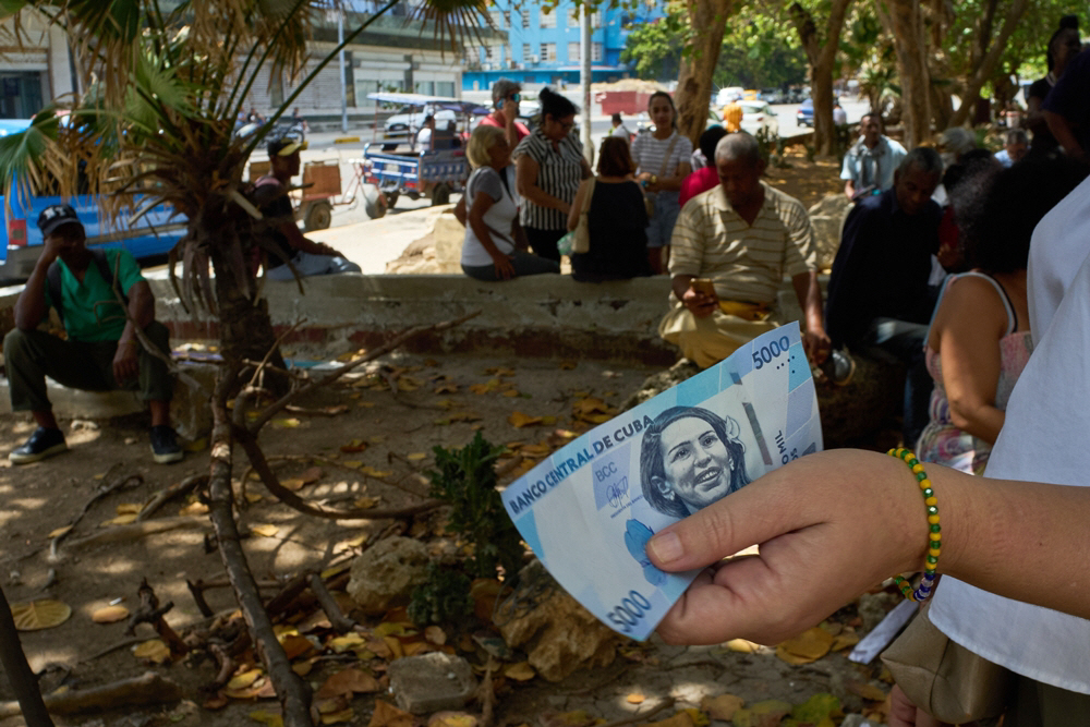 Cuba New Currency <YONHAP NO-1012> (AP)