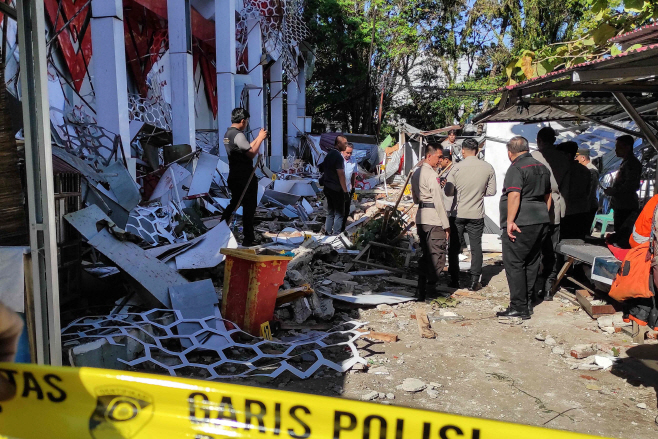 TOPSHOT-INDONESIA-EARTHQUAKE <YONHAP NO-2888> (AFP)