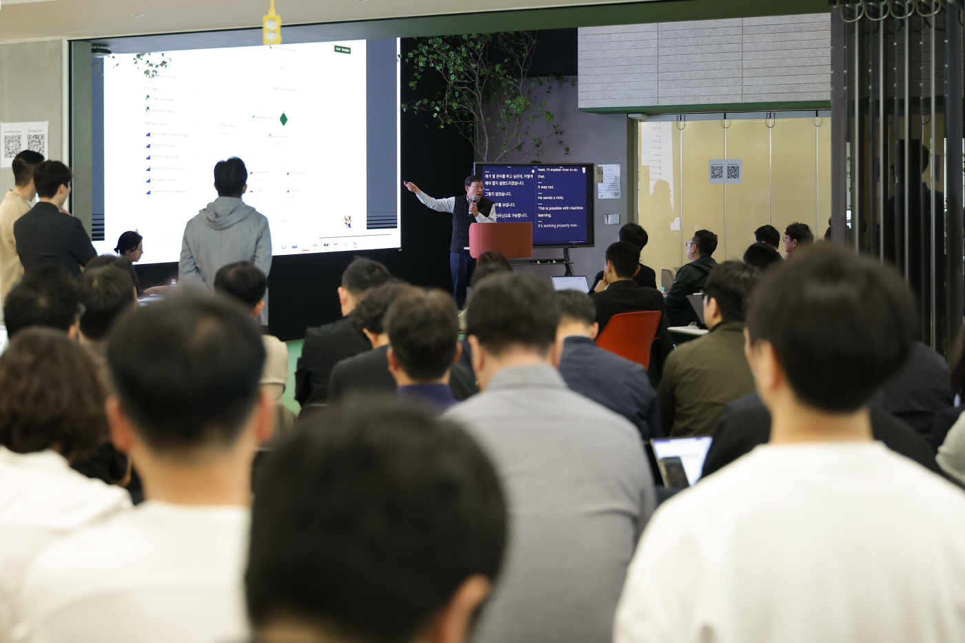 허태수 GS그룹 회장이 2일 서울 강남구 GS타워에서 그룹 사장단 및 현장 실무자 100여 명이 참석한 가운데 AI 벤처기업의 기술력에 대해 설명하고 있다 (2)