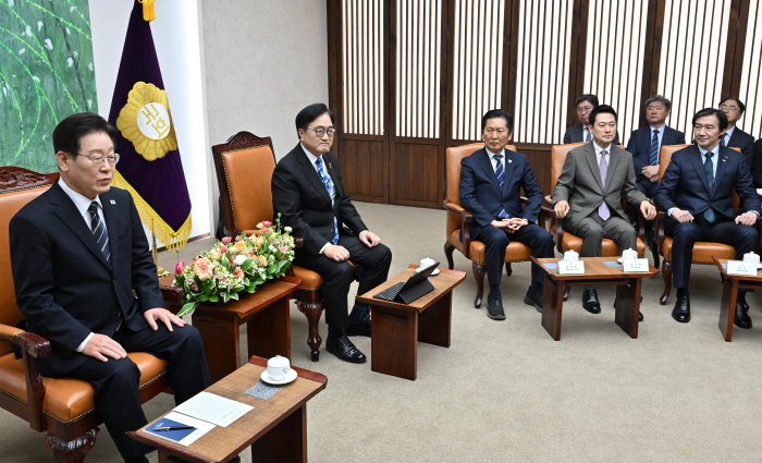 이재명 대통령, 추경 연설 전 환담