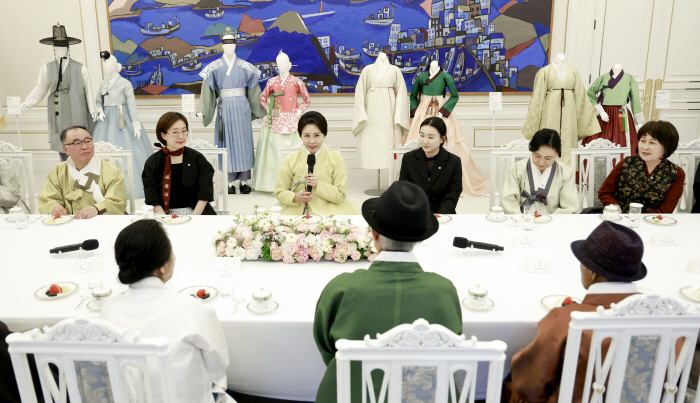 김혜경 여사, 한복생활 유네스코 등재 추진단 차담회