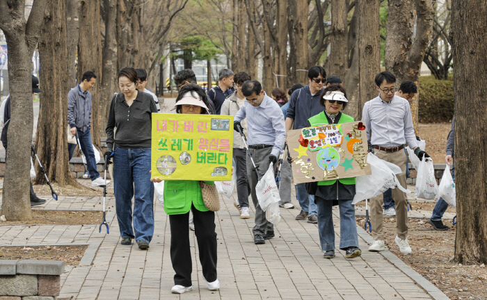[사진 3] 인천 부평구 부평공원에서 플로깅 캠페인에 참여하고 있는 GM 한국사업장 임직원들과 산곡노인문화센터 회원들