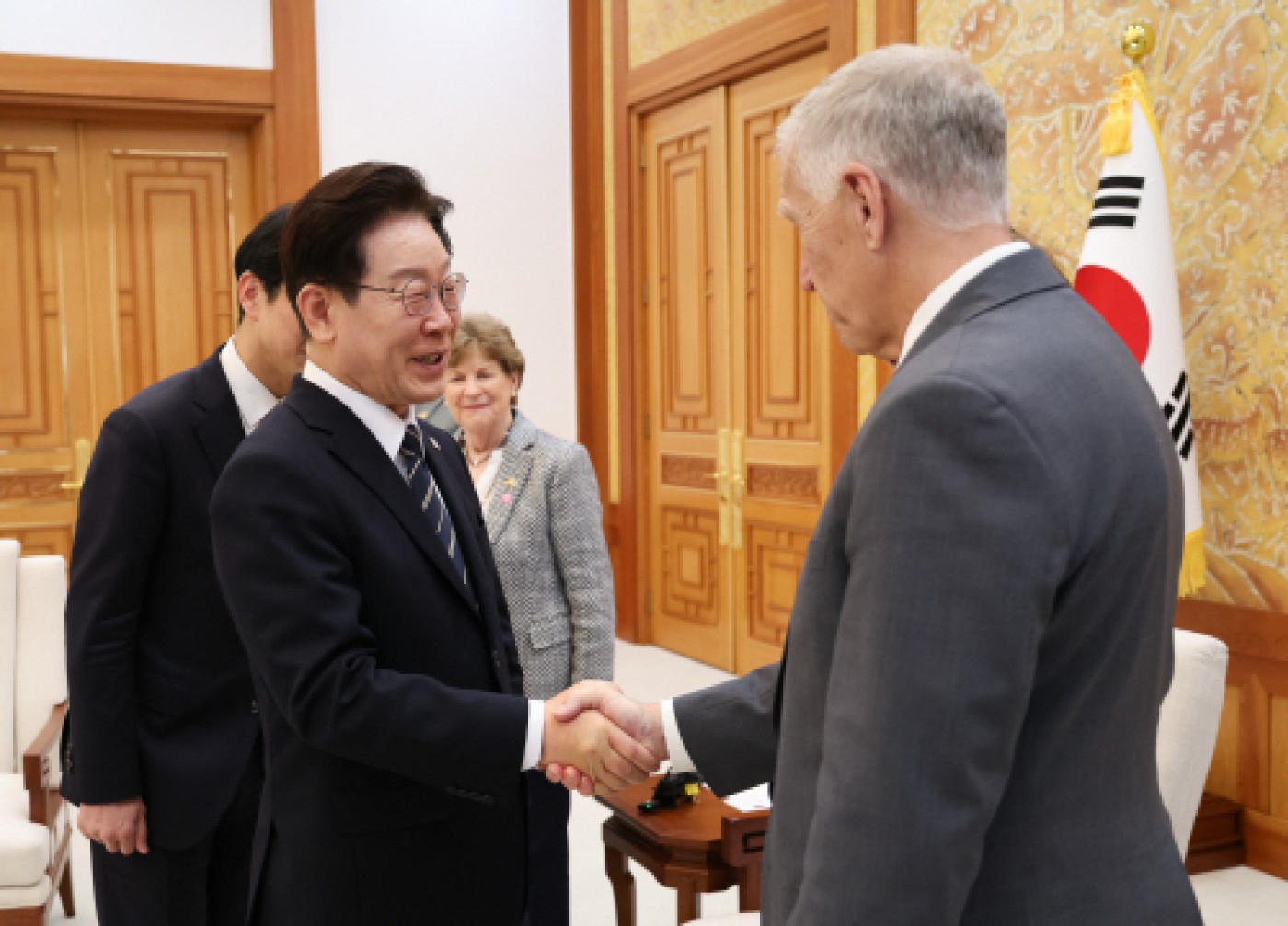 악수하는 이재명 대통령과 톰 틸리스 의원<YONHAP NO-4987>