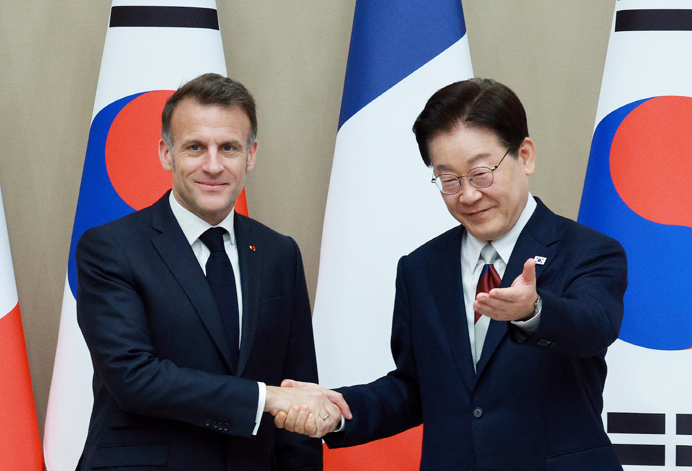 악수하는 한-프랑스 정상<YONHAP NO-2890>