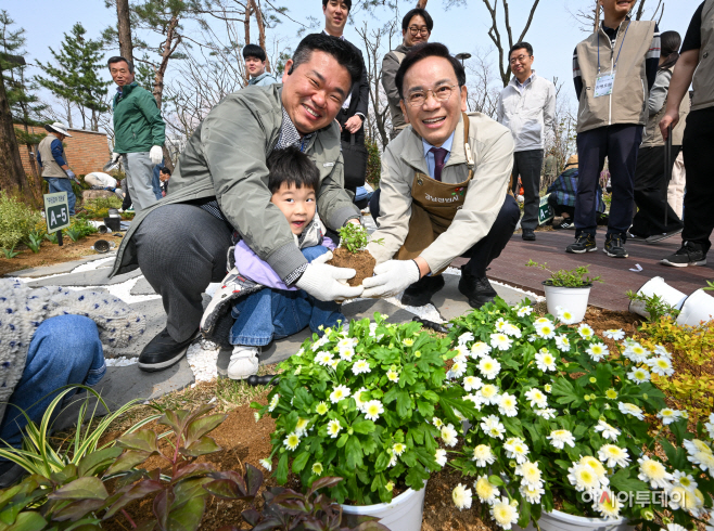 강남구, 식목일 맞이 '참여의 정원 숲' 조성 행사