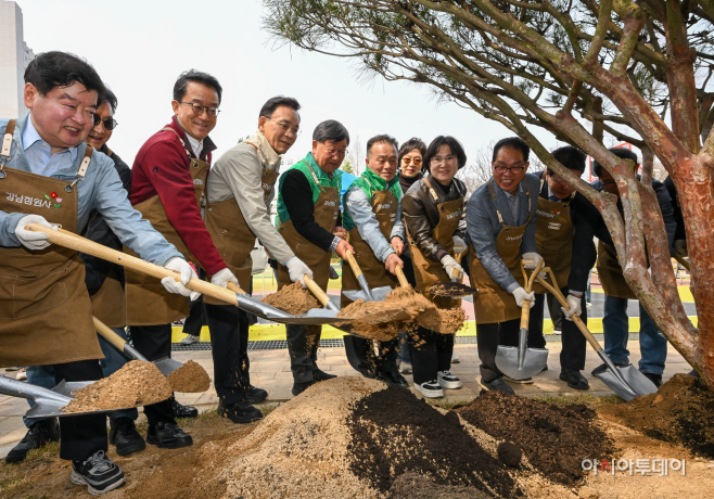 강남구, 식목일 맞이 '참여의 정원 숲' 조성 행사