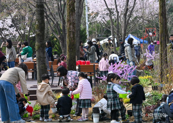 강남구, 식목일 맞이 '참여의 정원 숲' 조성 행사
