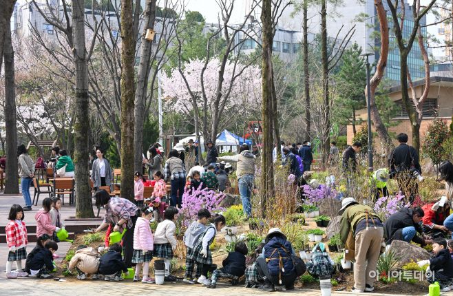 강남구, 식목일 맞이 '참여의 정원 숲' 조성 행사
