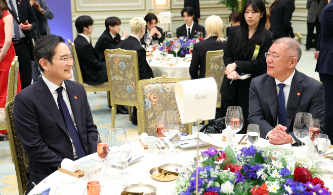 대화하는 이재용과 정의선<YONHAP NO-3320>