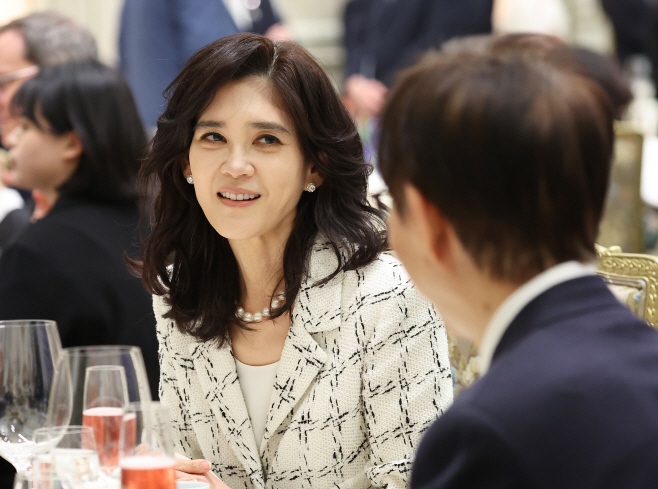 대화하는 이부진 사장과 이광형 총장<YONHAP NO-3435>