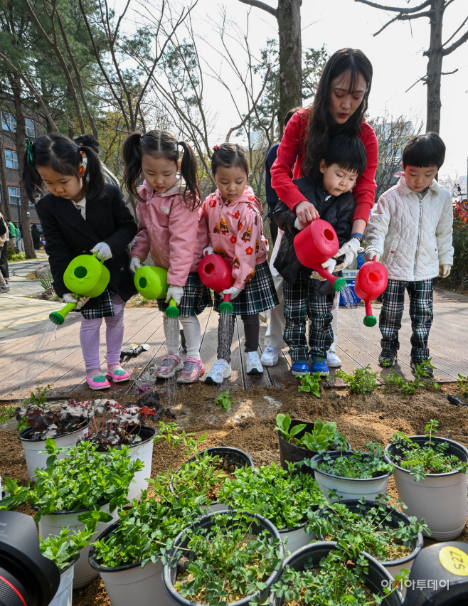 강남구, 식목일 맞이 '참여의 정원 숲' 조성 행사2
