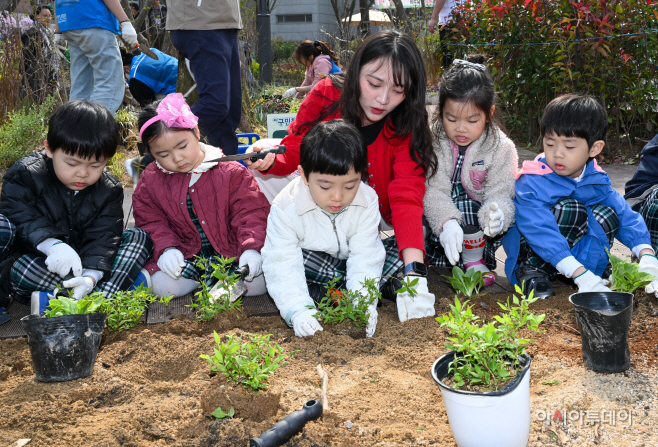 강남구, 식목일 맞이 '참여의 정원 숲' 조성 행사