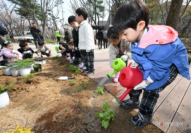 강남구, 식목일 맞이 '참여의 정원 숲' 조성 행사1