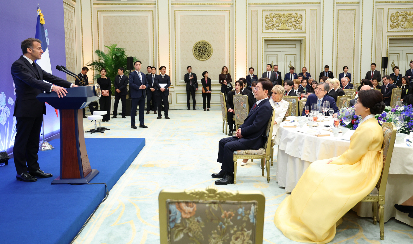 답사하는 마크롱 프랑스 대통령<YONHAP NO-3319>