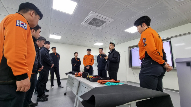 [사진자료] 교육을 수강하는 인천 소방공무원들과 BYD코리아 트레이닝팀 이재혁 이사