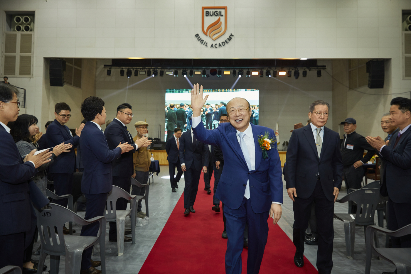 [사진_1] 김승연 회장이 북일고 개교 50주년 기념 행사에 참석해 인사하고 있다.