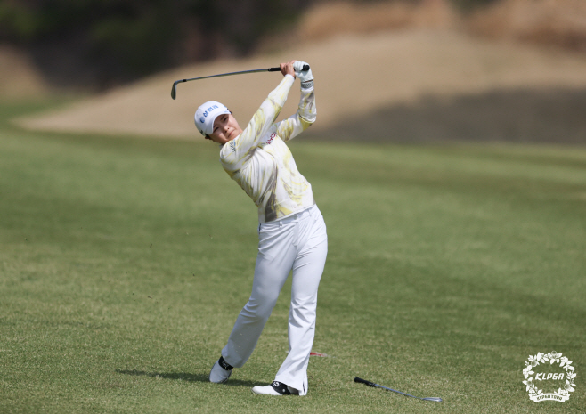 아이언샷 하는 고지원