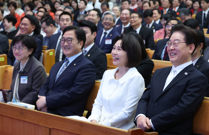 환영사 듣는 이재명 대통령 부부