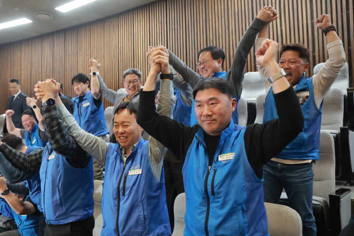 '노동절 법정 공휴일로' 공휴일법 본회의 통과에 환호