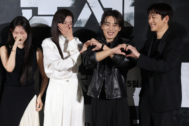 구교환 농담에 화기애애