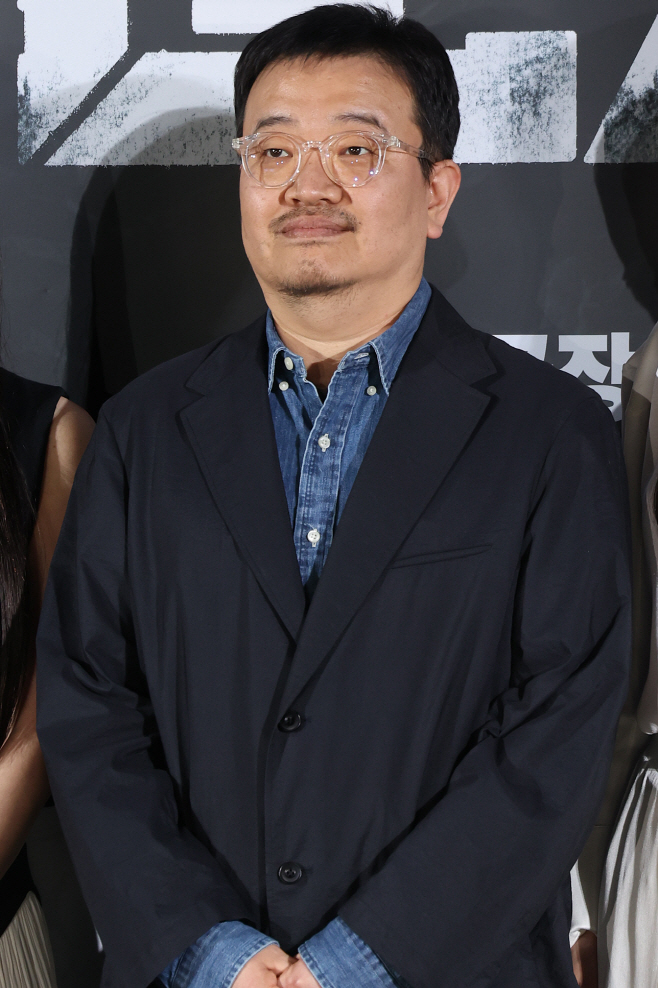 포즈 취하는 연상호 감독