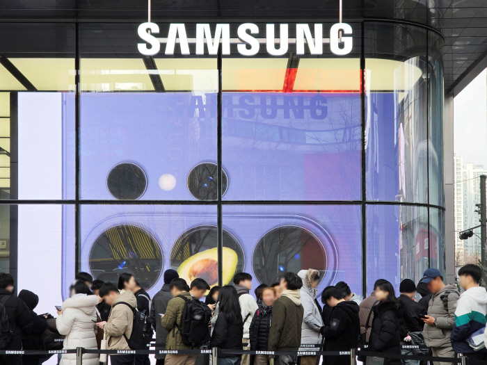 삼성 ‘갤S26’ 사전 개통 한 달…실적 버팀목 역할은 ‘글쎄’