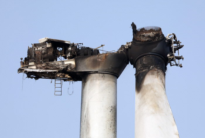 검게 그을린 풍력발전기