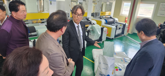 금한승 기후에너지환경부 1차관 재생원료 사용 종량제봉투 제작 업체 방문 (사진3) (1)