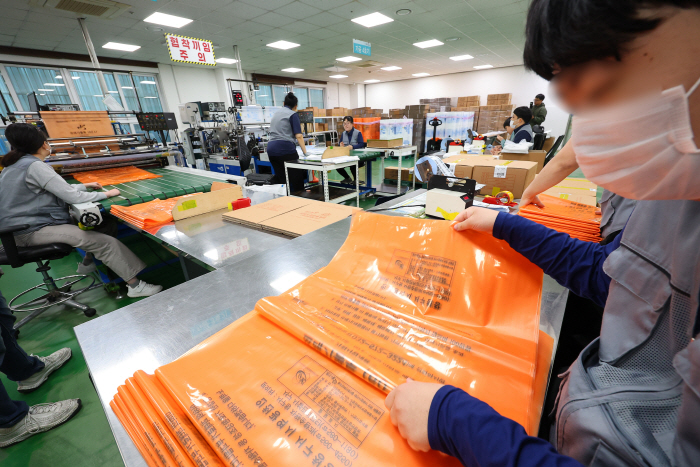 분주한 종량제 봉투 제조 공장