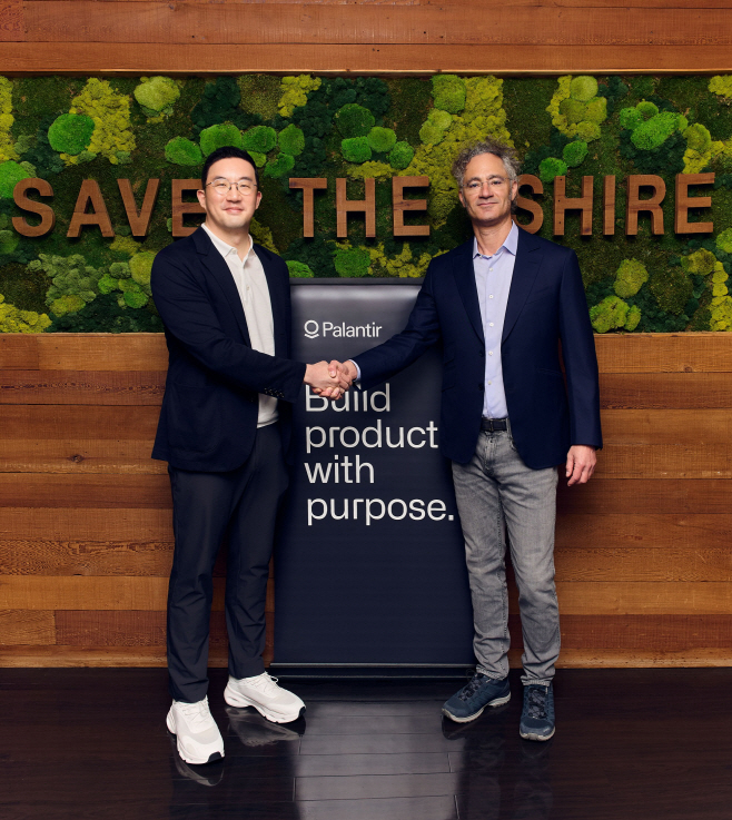 [사진3] 구광모 (주)LG 대표(왼쪽)가 현지시간 2일 미국 실리콘밸리에서 AI 소프트웨어 분야의 글로벌 톱 티어 기업 팔란티어의 '알렉스 카프' 창업자와 기념사진을 촬영하고 있다