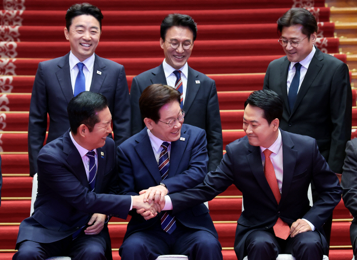 손잡은 이재명 대통령과 여야 대표