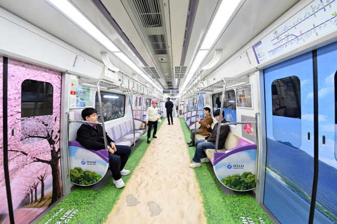 (사진2)발밑엔 한강모랫길, 머리 위엔 벚꽃비… 일상을 파고든 하남의 봄 ‘눈길’